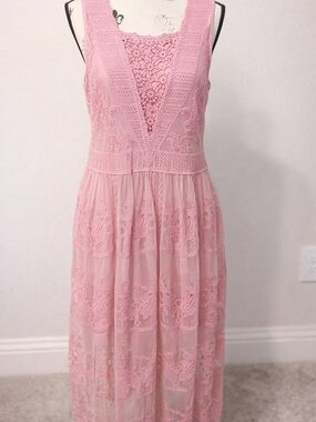 entro Dusty Pink Crochet Lace Maxi Dress